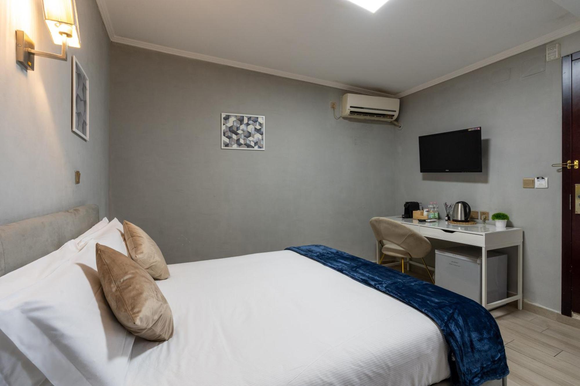 Portafortuna Guesthouse - Close To Colosseum Rom Exterior foto